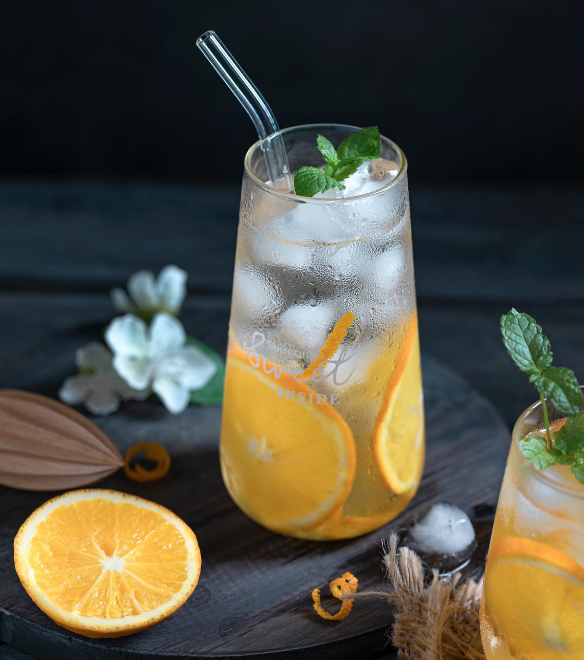 Piteno clear borosilicate straw preserves beverage color while sipping.