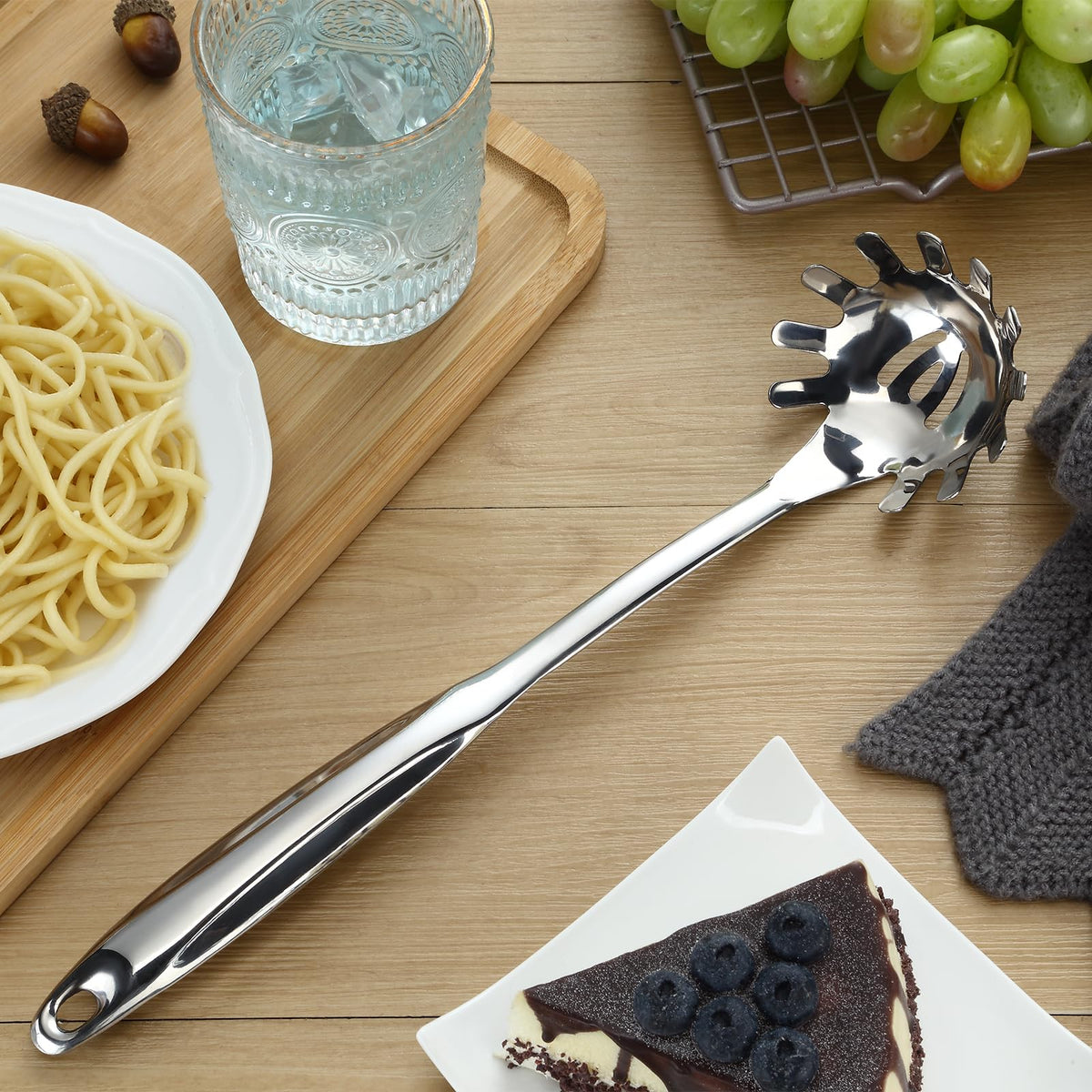 Pleafind one piece stainless construction minimizes seams and dirt for hygiene.