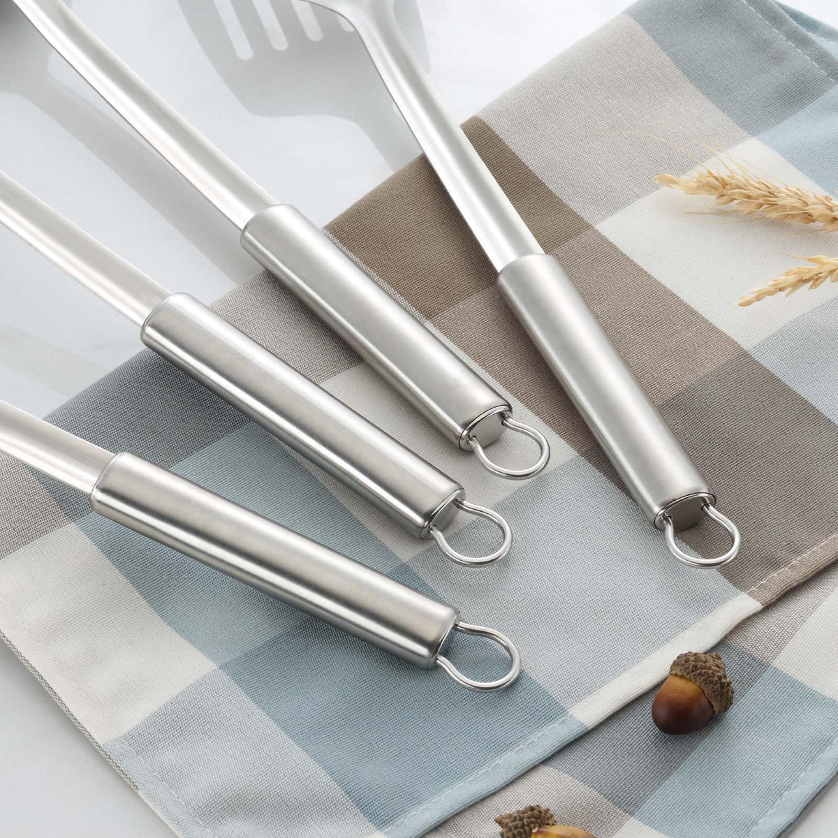 Pleafind ergonomic-handle design minimizes heat during long cooking sessions.
