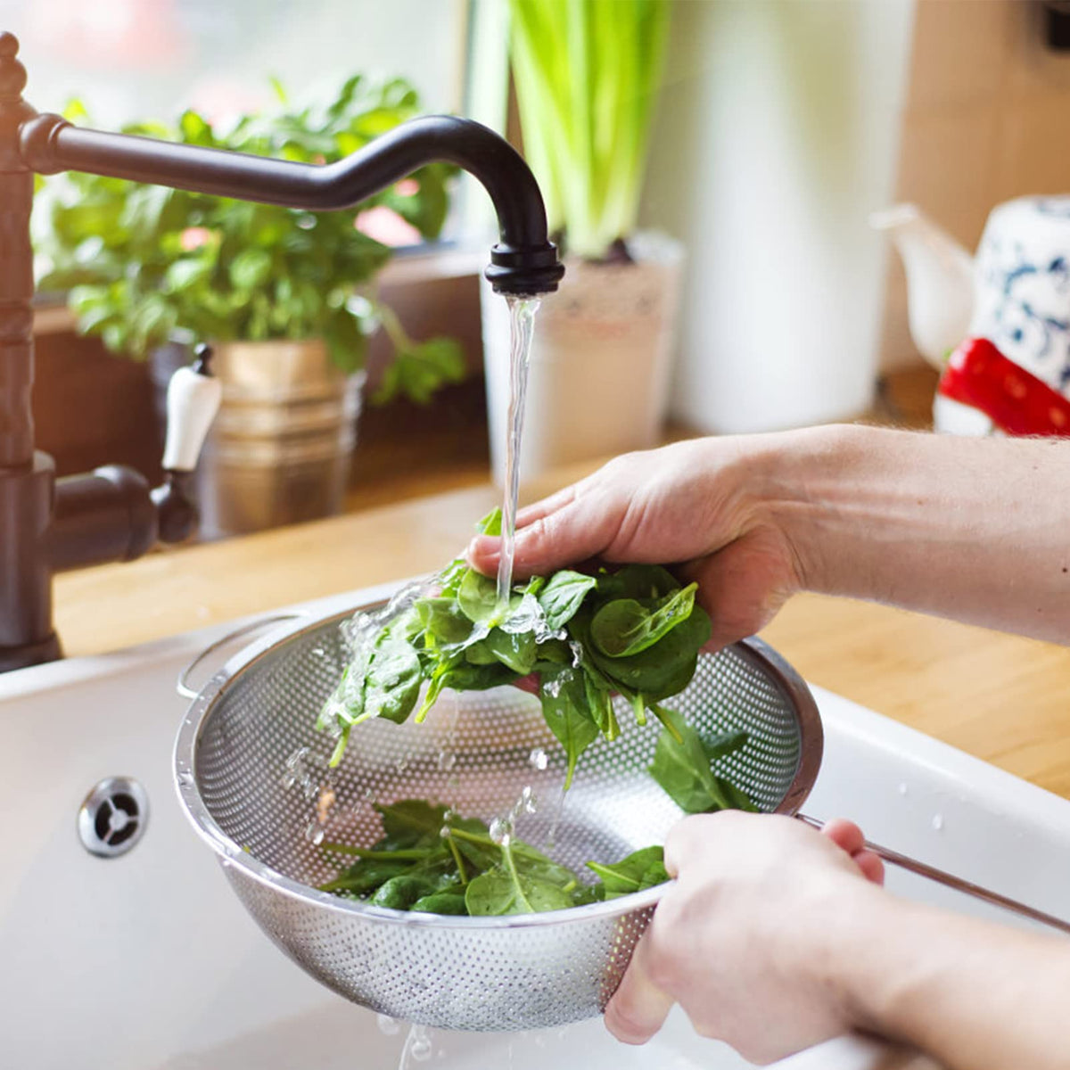 P&P CHEF triple-foot base keeps colanders stable on the sink