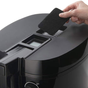 Exterior basket handle enables safe lowering of food with the lid closed.