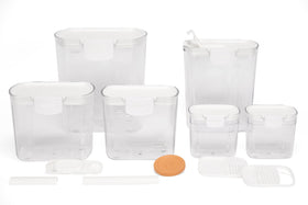 Progressive ProKeeper flour keeper with 4 qt capacity and leveling bar for precise measurements.