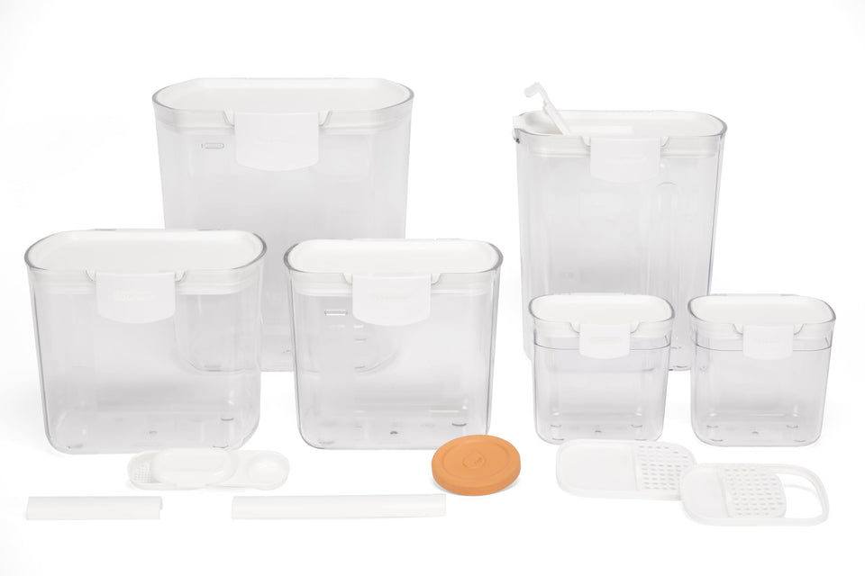 Progressive ProKeeper flour keeper with 4 qt capacity and leveling bar for precise measurements.