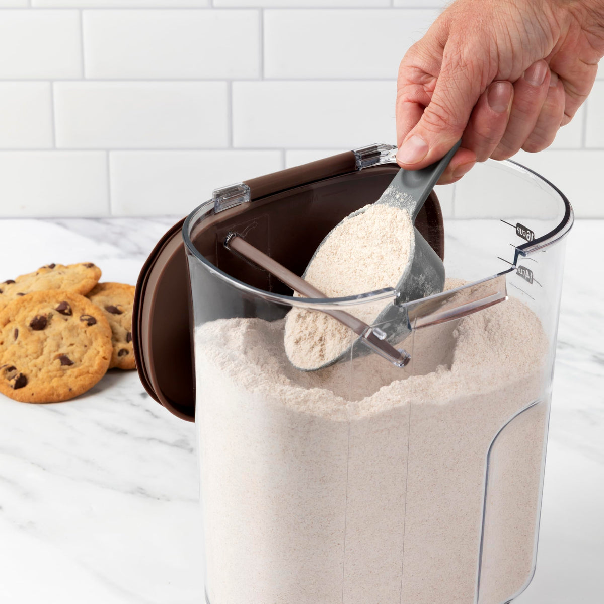 ProKeeper+ Magnetic leveling bar enables mess-free flour measuring.