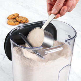 ProKeeper Magnetic Leveling Bar helps you measure ingredients more accurately.