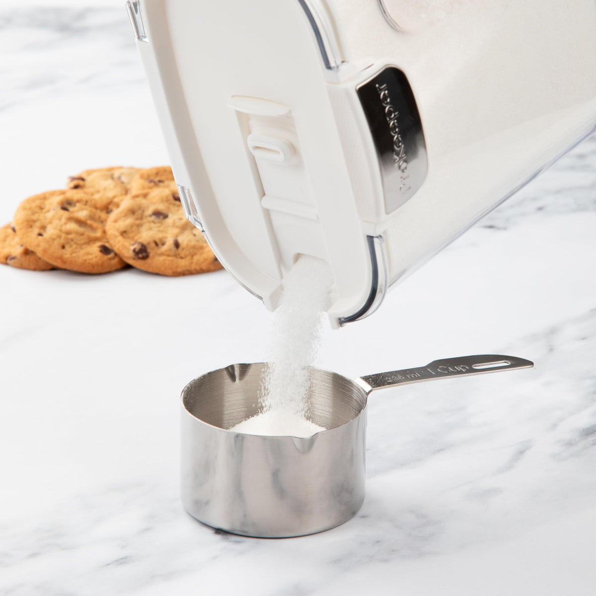 Magnetic dusting spoon tucked under lid for easy access