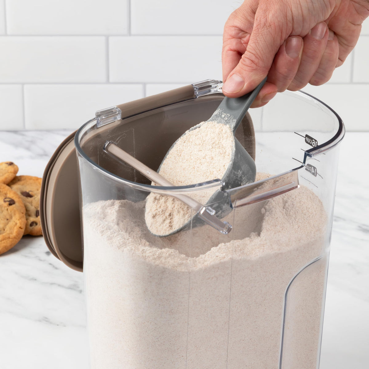 ProKeeper+ Magnetic dusting spoon stores under lid for quick access