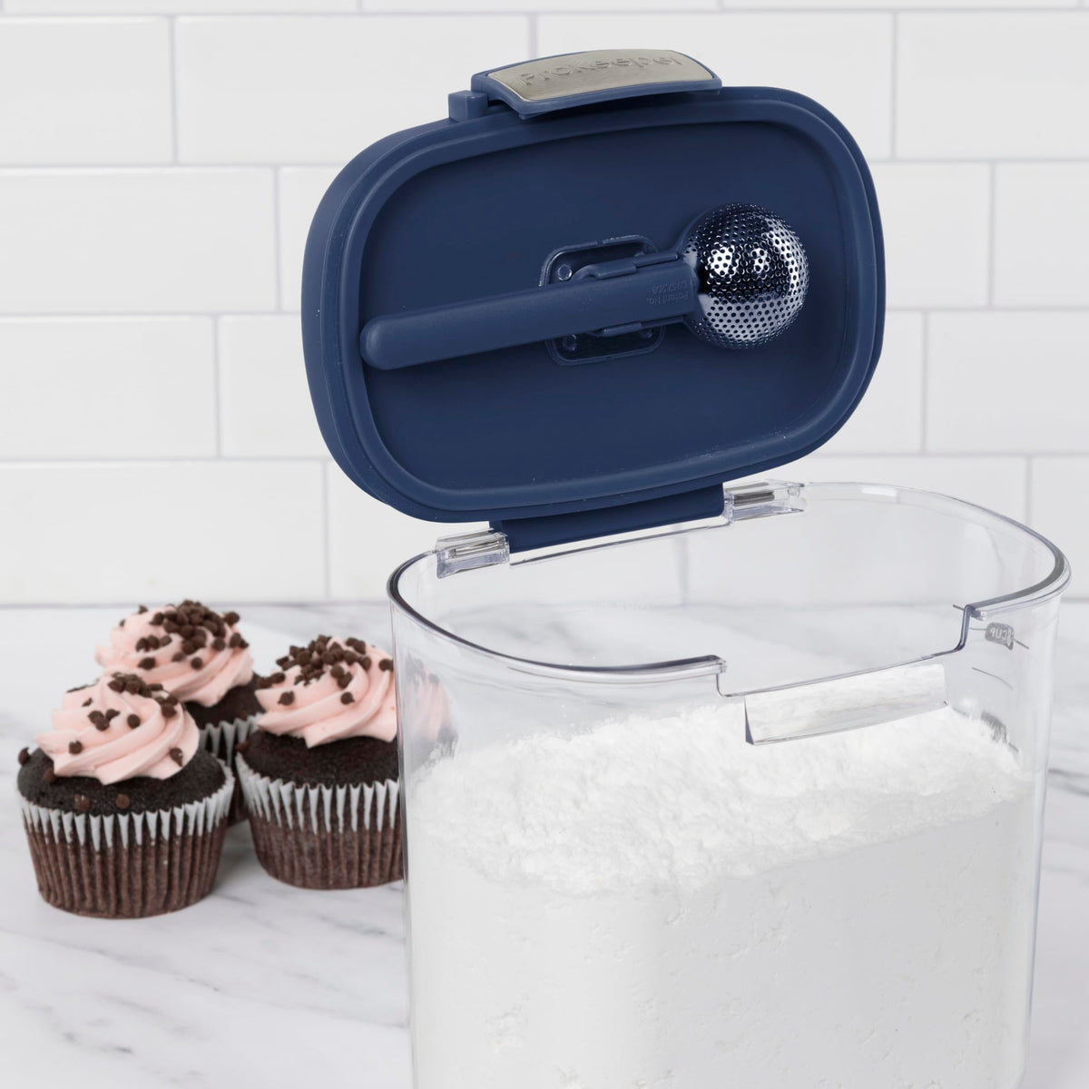 ProKeeper+ Magnetic dusting spoon stored under lid for tidy access.