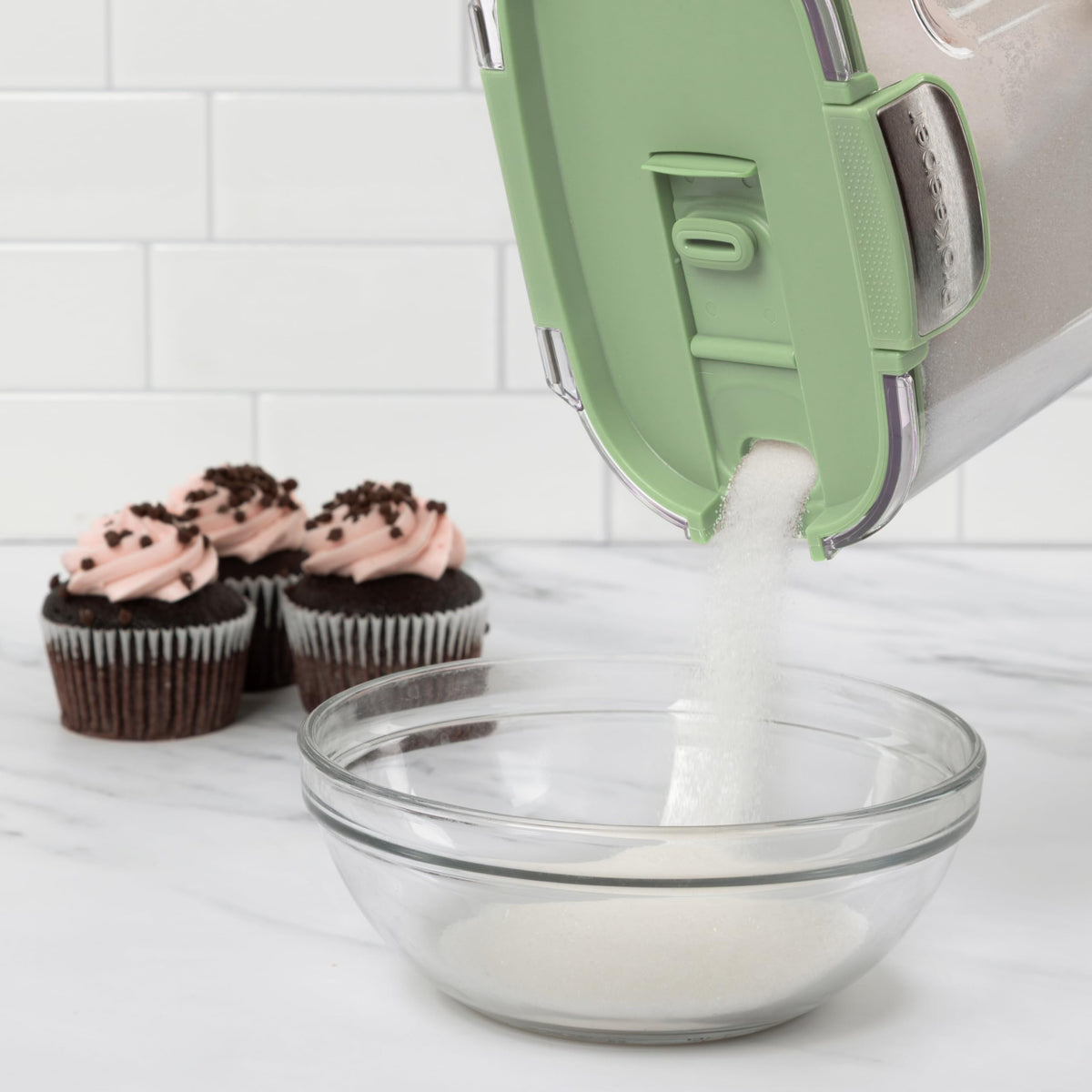 ProKeeper+ Magnetic dusting spoon stored under lid for easy powdered sugar dusting.