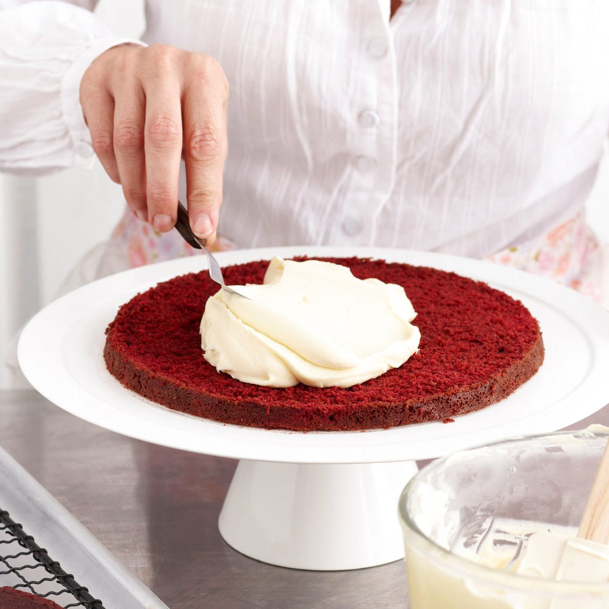PUCKWAY easy-clean spatula helps finish cakes with a polished finish