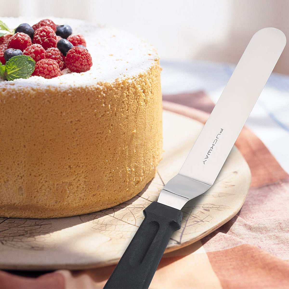 PUCKWAY ergonomic non-slip handle makes icing comfortable during long decorating sessions
