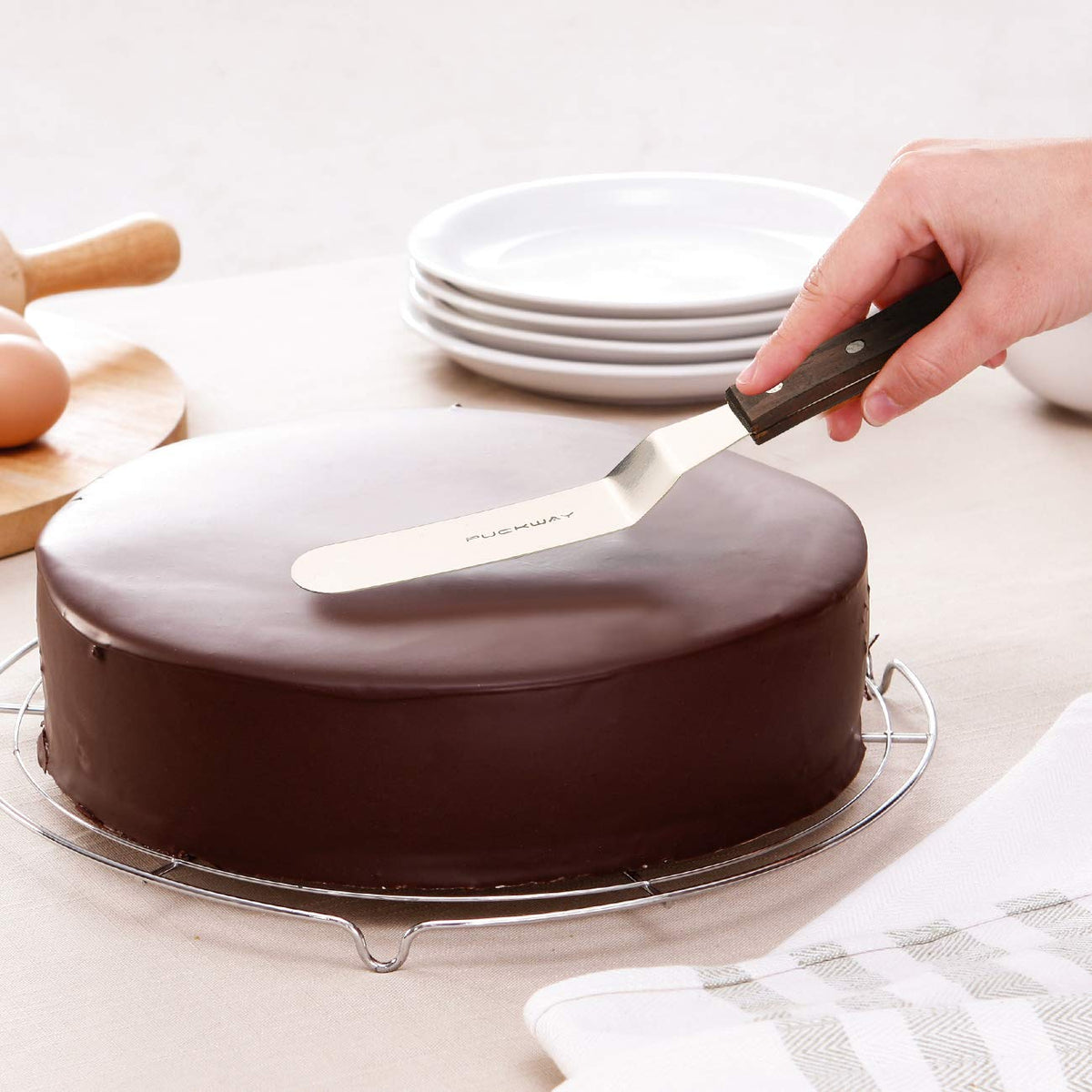 PUCKWAY wooden-handle angled spatula offers comfortable grip during decorating