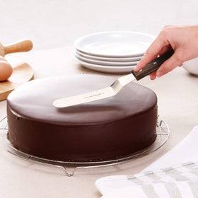 PUCKWAY wooden-handle angled spatula offers comfortable grip during decorating