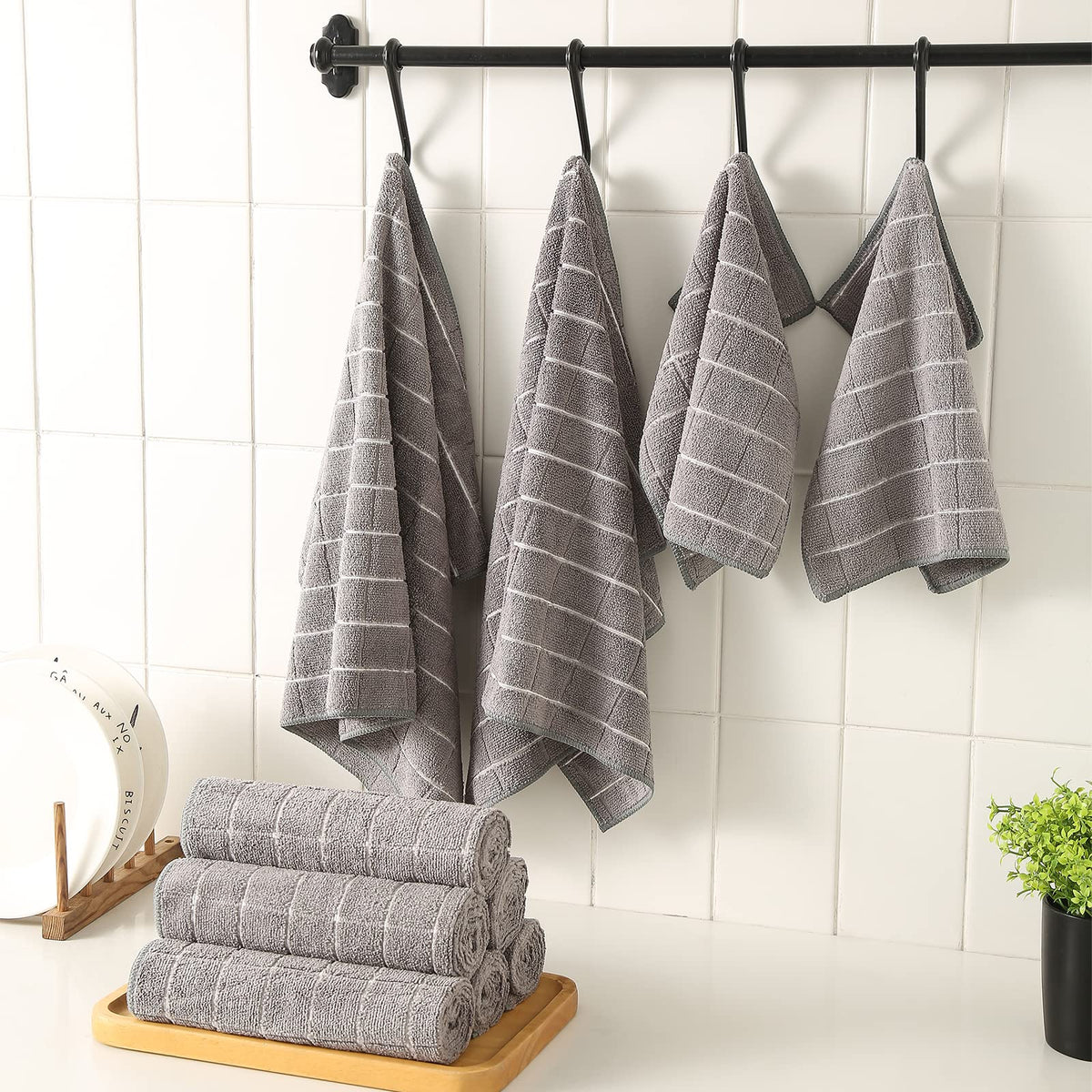 Puomue kitchen set in action for drying counters and dishes.