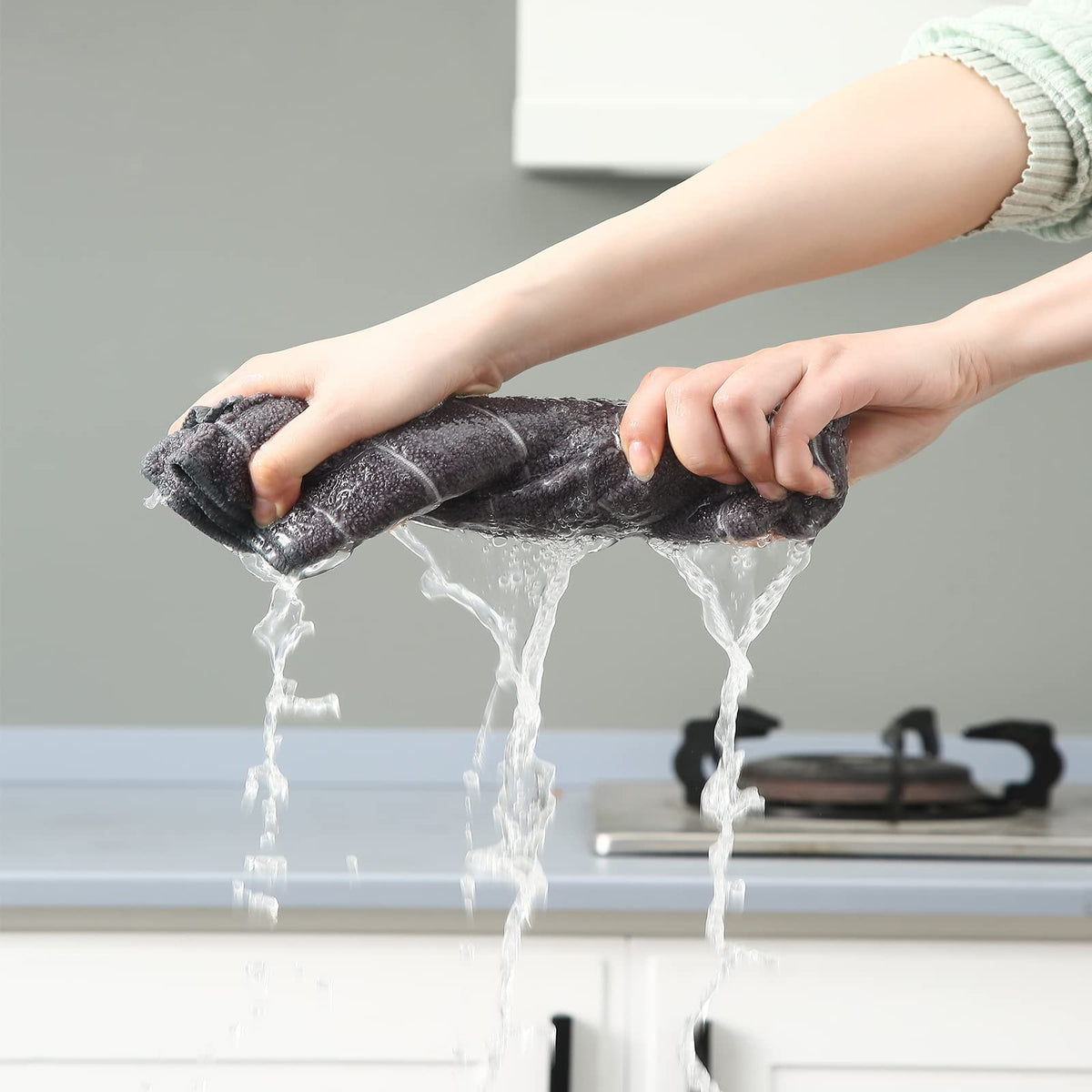 Puomue lint-free texture demonstrating residue-free cleaning results.