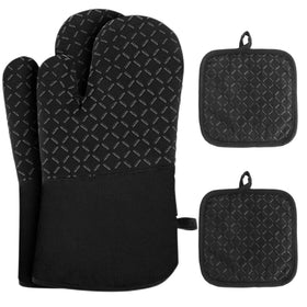 Pynqdfu oven mitts with silicone non-slip grip for safe handling of hot pans.