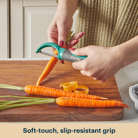 Pyrex 22-piece silicone utensils pizza wheel for smooth, precise slicing.