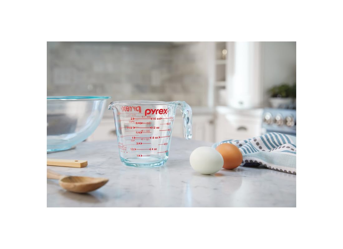 Pyrex Prepware wide pour spout helps minimize drips during pouring.