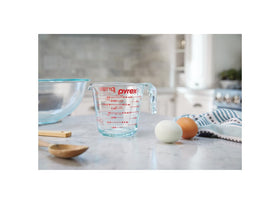 Pyrex Prepware wide pour spout helps minimize drips during pouring.