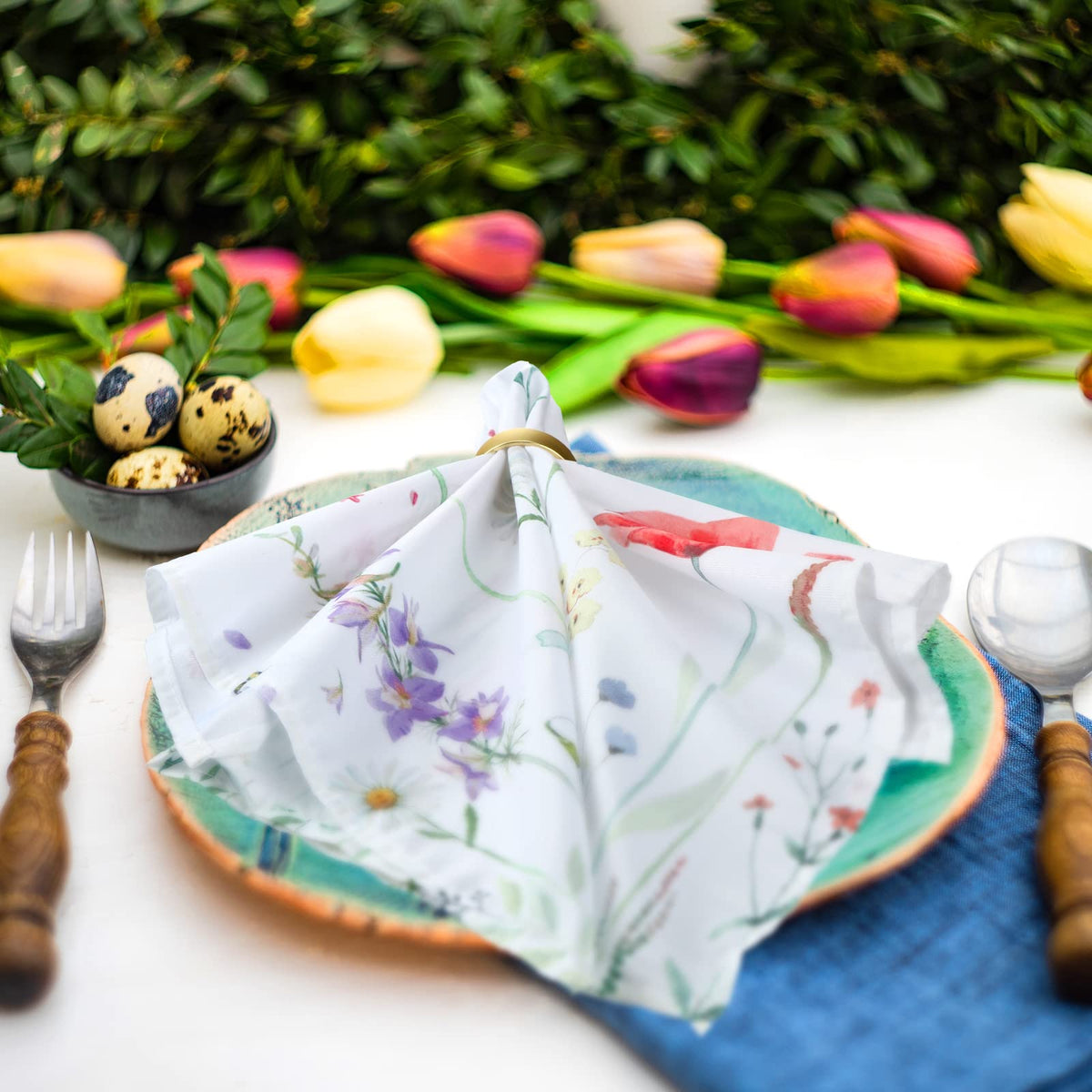 Qeeenar napkins featuring butterfly and dragonfly motifs for spring gatherings