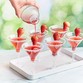 Qeirudu crystal-clear plastic cocktail glasses complement cocktails and desserts with a polished look.