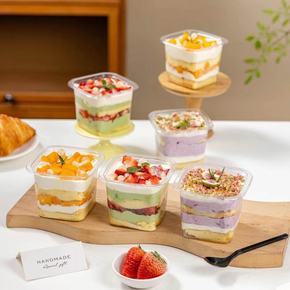 Qeirudu versatile cups ideal for party favors, fruit bowls, or yogurts.