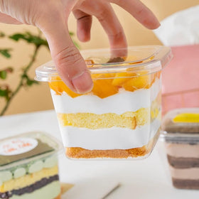 Qeirudu airtight lid keeps desserts fresh and dust-free between servings.