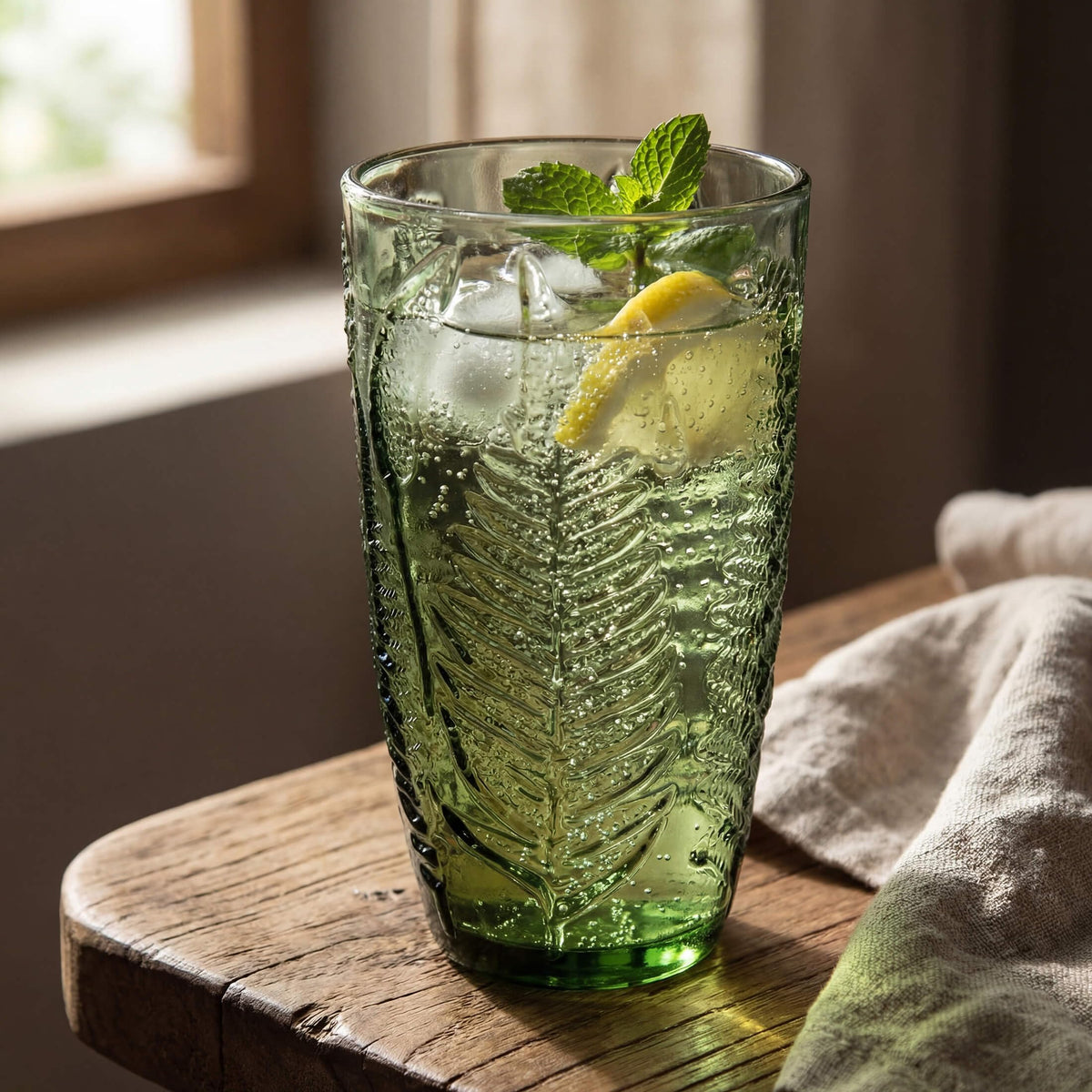 QELVIO 16 oz capacity tumbler ideal for water or cocktails.