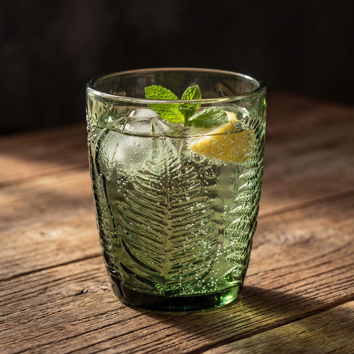 QELVIO durable hand-pressed glass withstands daily use and dishwasher safe