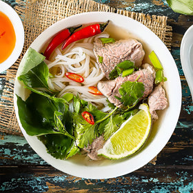 QINLANG 8-inch pho bowls showcase classic white porcelain for pho.