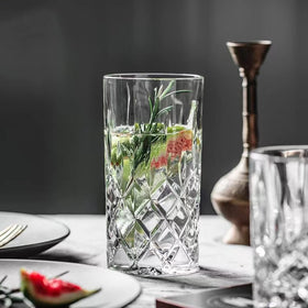 Qipecedm crystal-clear glassware enhances drink presentation at home.