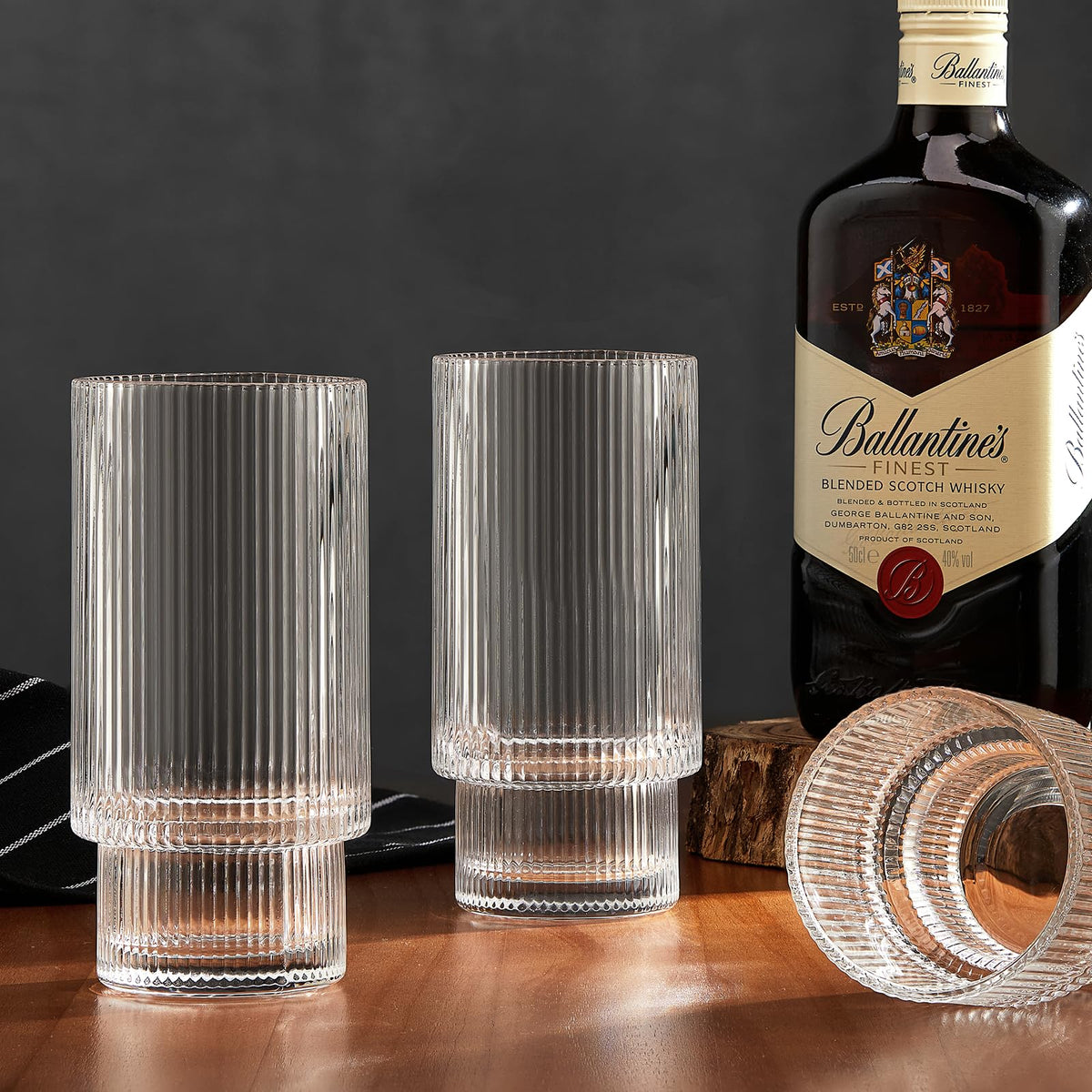 Qipecedm European retro glass adds flair to any table setting.
