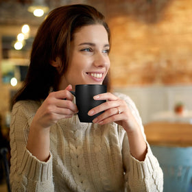 Qipecedm matte black outside mug with colorful interior for modern style