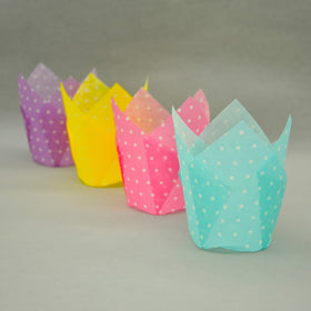 QLSmypkg Tulip pink front-view cups in a baker's display