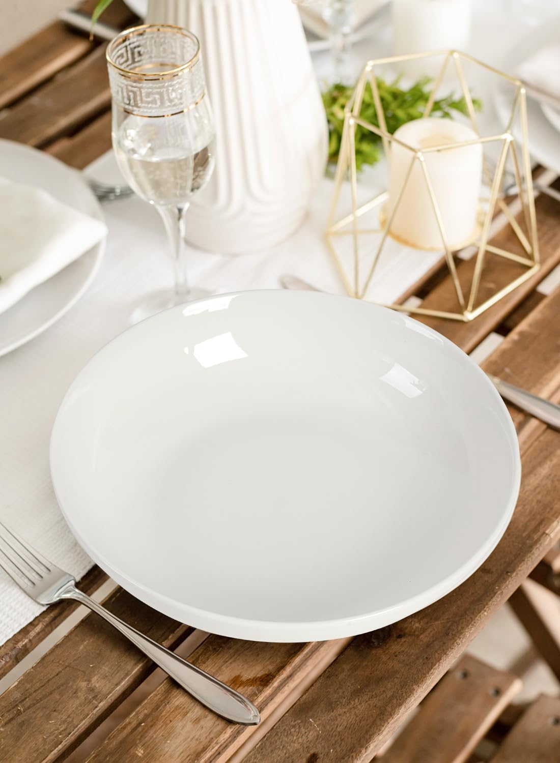 Quatish gift-ready dinnerware set ideal for hosting and gifting.