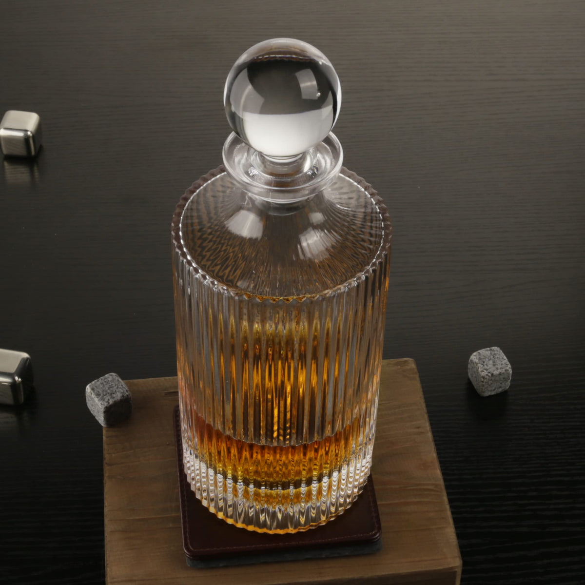 QUEEN&STONE LEAD FREE 27oz whiskey decanter capacity for generous pours