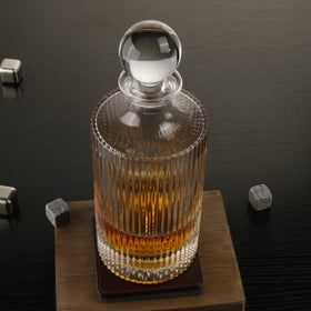 QUEEN&STONE LEAD FREE 27oz whiskey decanter capacity for generous pours