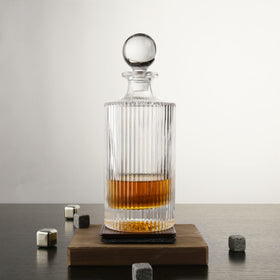 Close-up of QUEEN&STONE LEAD FREE decanter stopper showing a secure glass seal