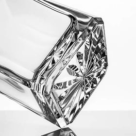 QUEEN&STONE decanter holds 25 oz, ideal for whiskey tastings and home bar setups.