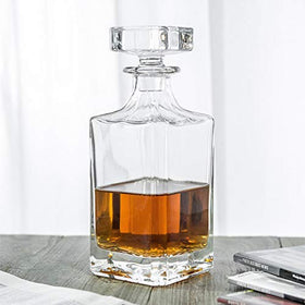 QUEEN&STONE square whiskey decanter offers side view of sturdy craft and comfortable pouring.