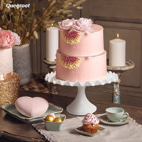 Quegroot stand showing wide weighted base for stable cake display