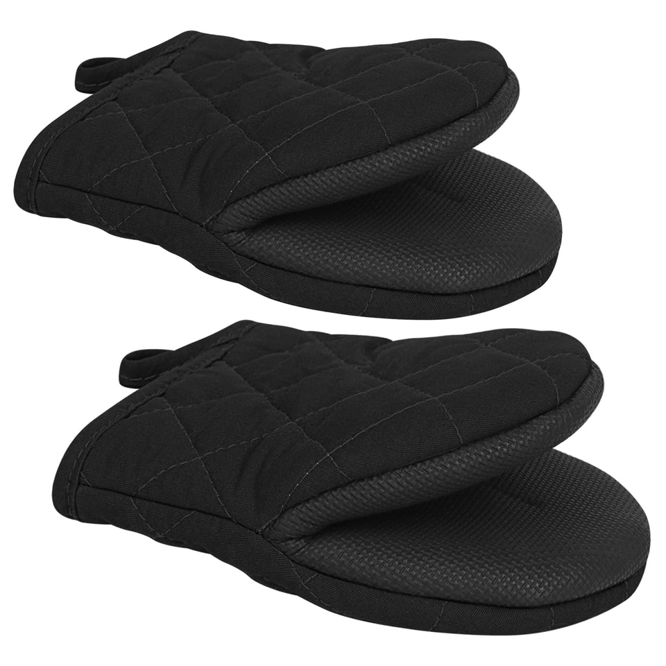 Qulable short oven mitts, front view in black, heat protection up to 500°F for safe baking.
