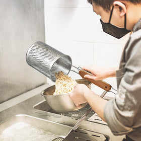 QYQRQF dishwasher-safe strainer for easy cleaning.