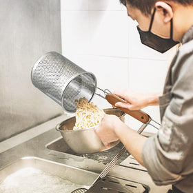 QYQRQF pasta strainer with heat-resistant wooden handle keeps hands safe
