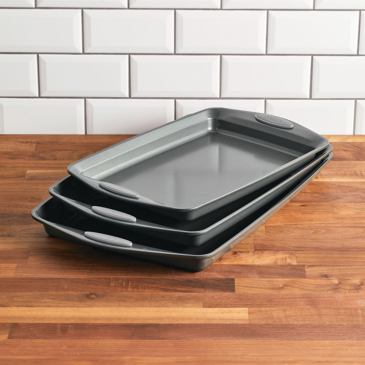 Rachael Ray bakeware 11x17 cookie pan supports large-batch baking with reliable performance.