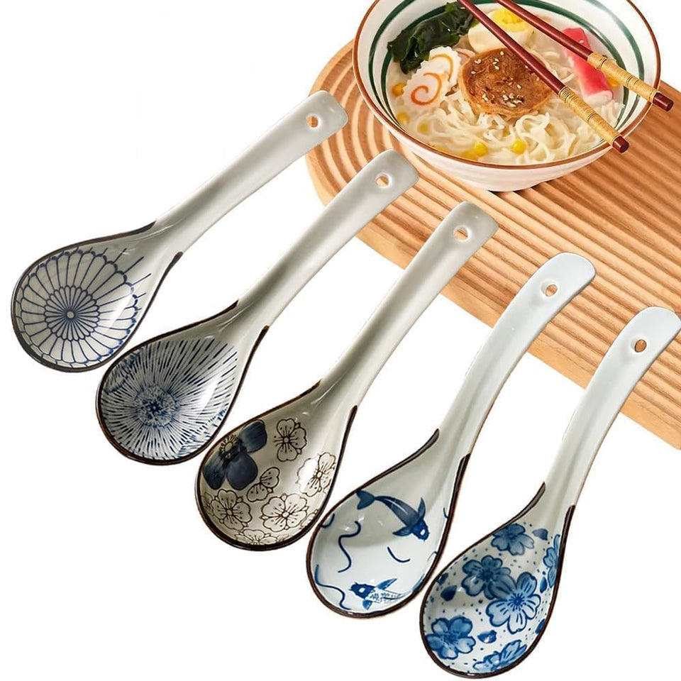 Raelitego ceramic Chinese soup spoons for ramen and pho meals.