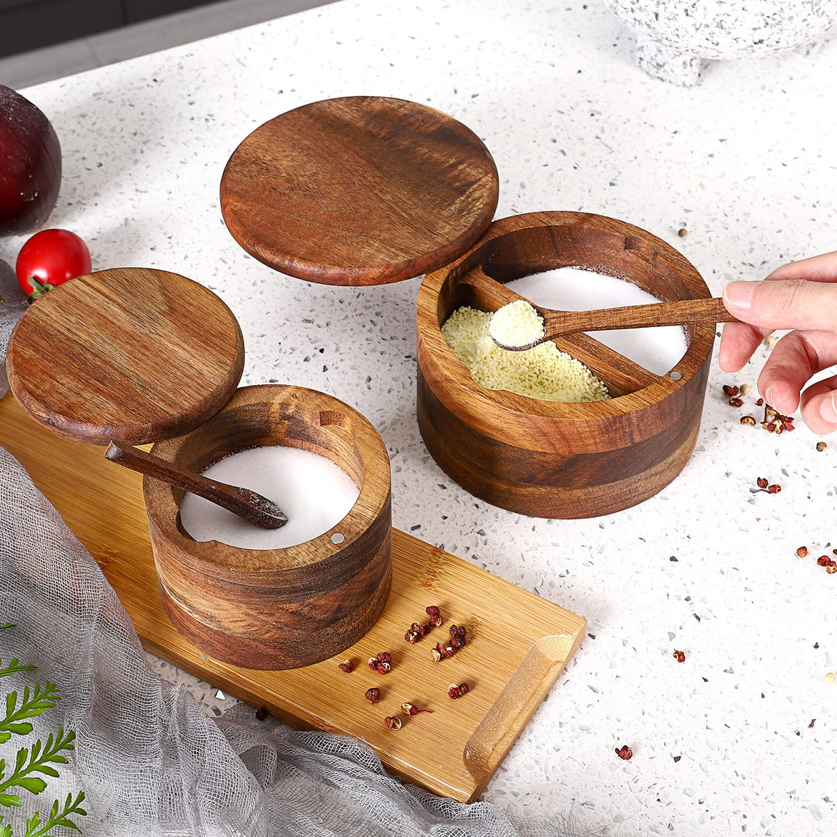 RAETTER.LY dual-compartment condiment pot keeps salt and pepper separated.