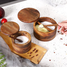 RAETTER.LY dual-compartment condiment pot keeps salt and pepper separated.