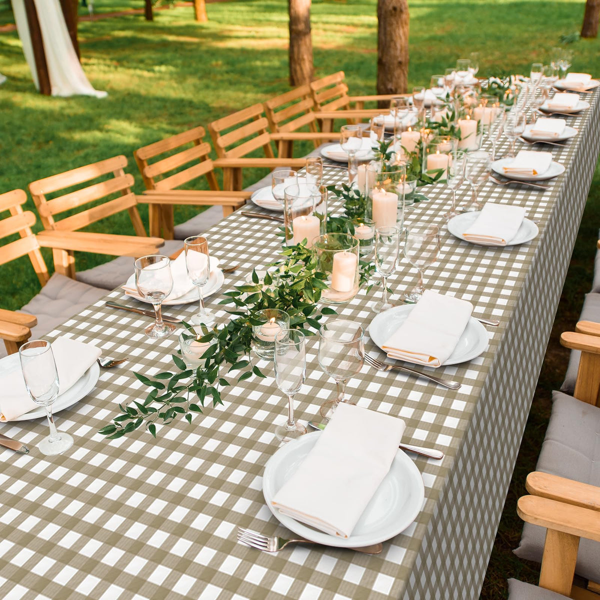 Ragnhild disposable tablecloths simplify cleanup after birthdays and family events.