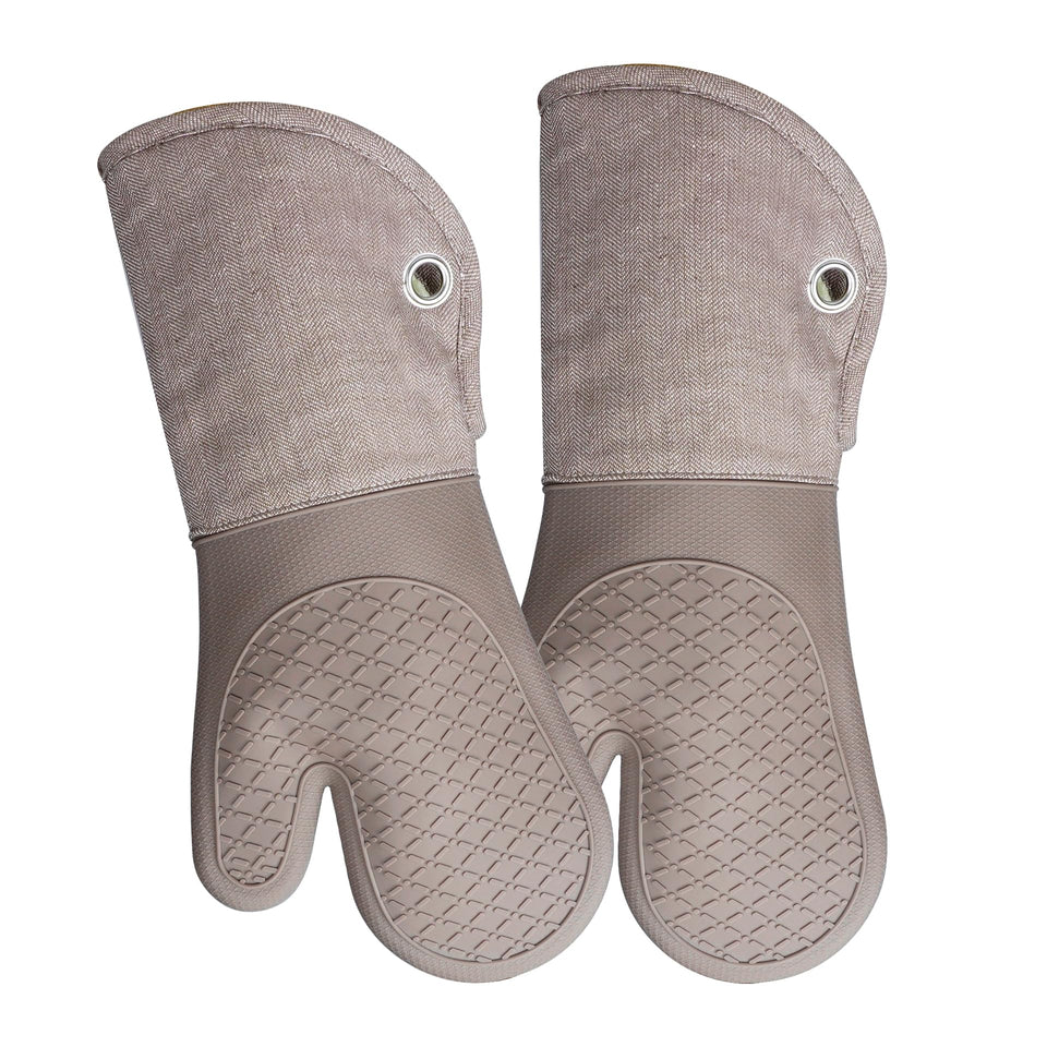 RED LMLDETA oven mitt shows long protection for safe reach.
